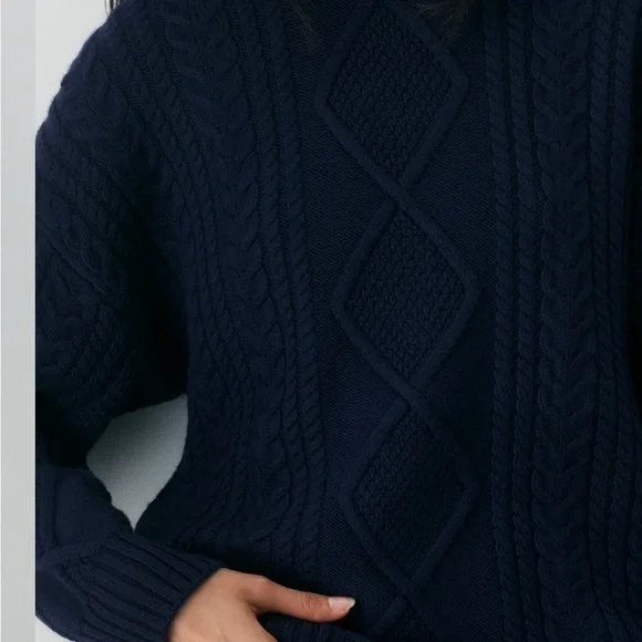 Aritizia Sweater - Picture 5 of 11